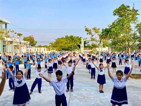 Thể dục buổi sáng trên sân trường