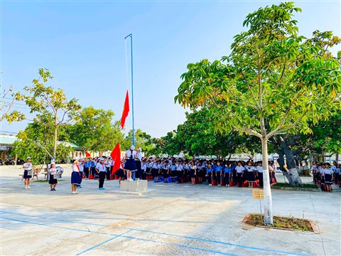 Chào cờ trên sân trường