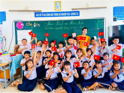 Tiết học với lá cờ Tổ quốc