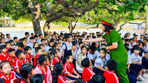Giao lưu cùng lực lượng chức năng