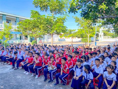 Học sinh sinh hoạt tập trung dưới sân trường