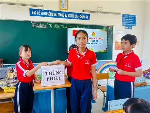 Các em đội viên bỏ phiếu
