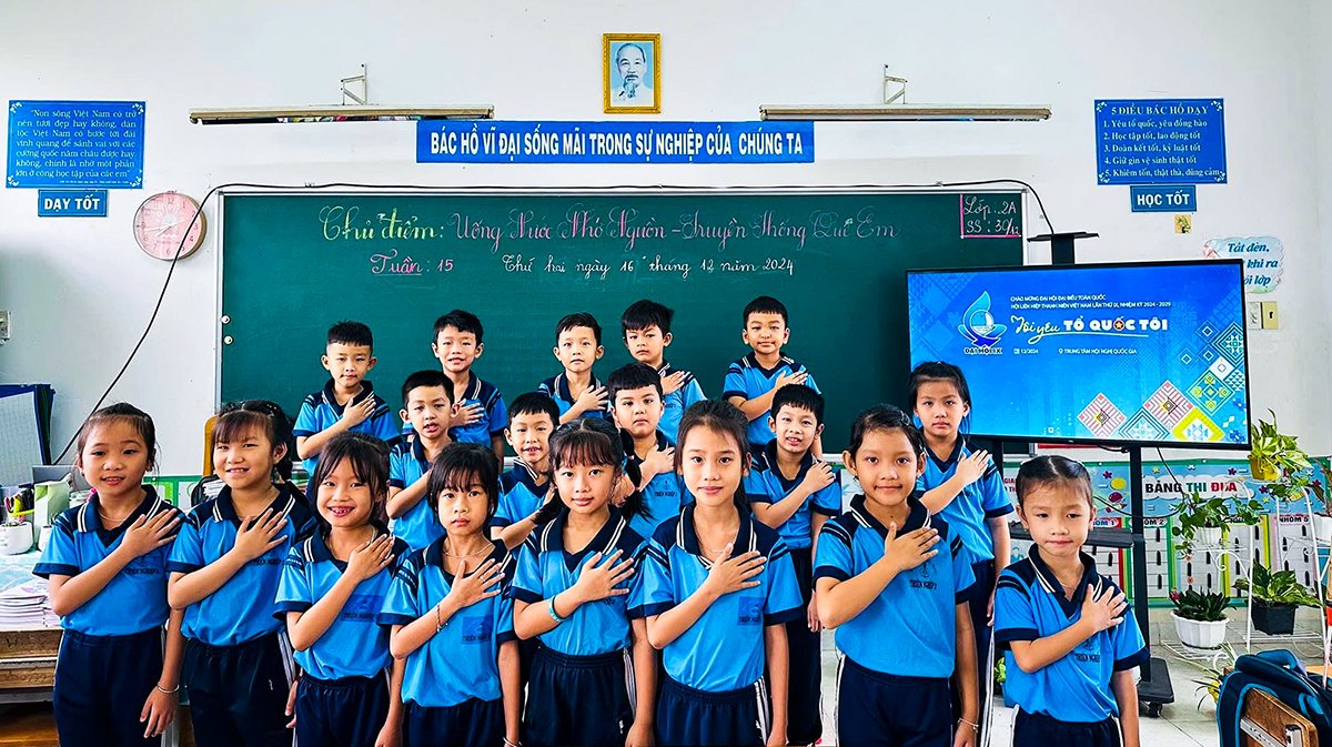 Nền nếp lớp học: chào cờ, lắng nghe và chia sẻ