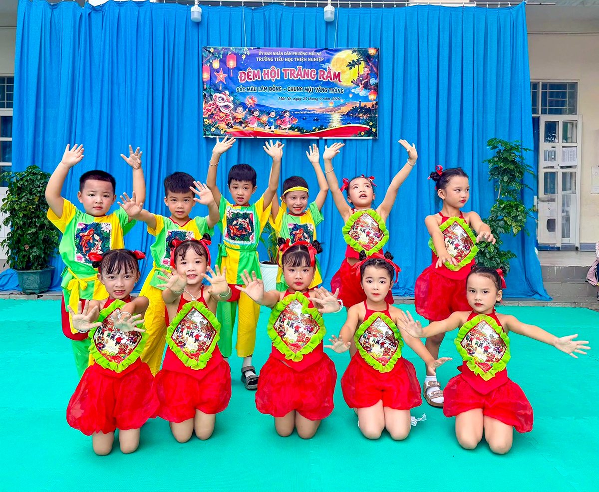 Các em học sinh trong đêm hội Trăng rằm